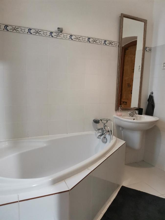 Downtown 3 Bdr Charm - Walk To All Attractions Bratislava Bagian luar foto