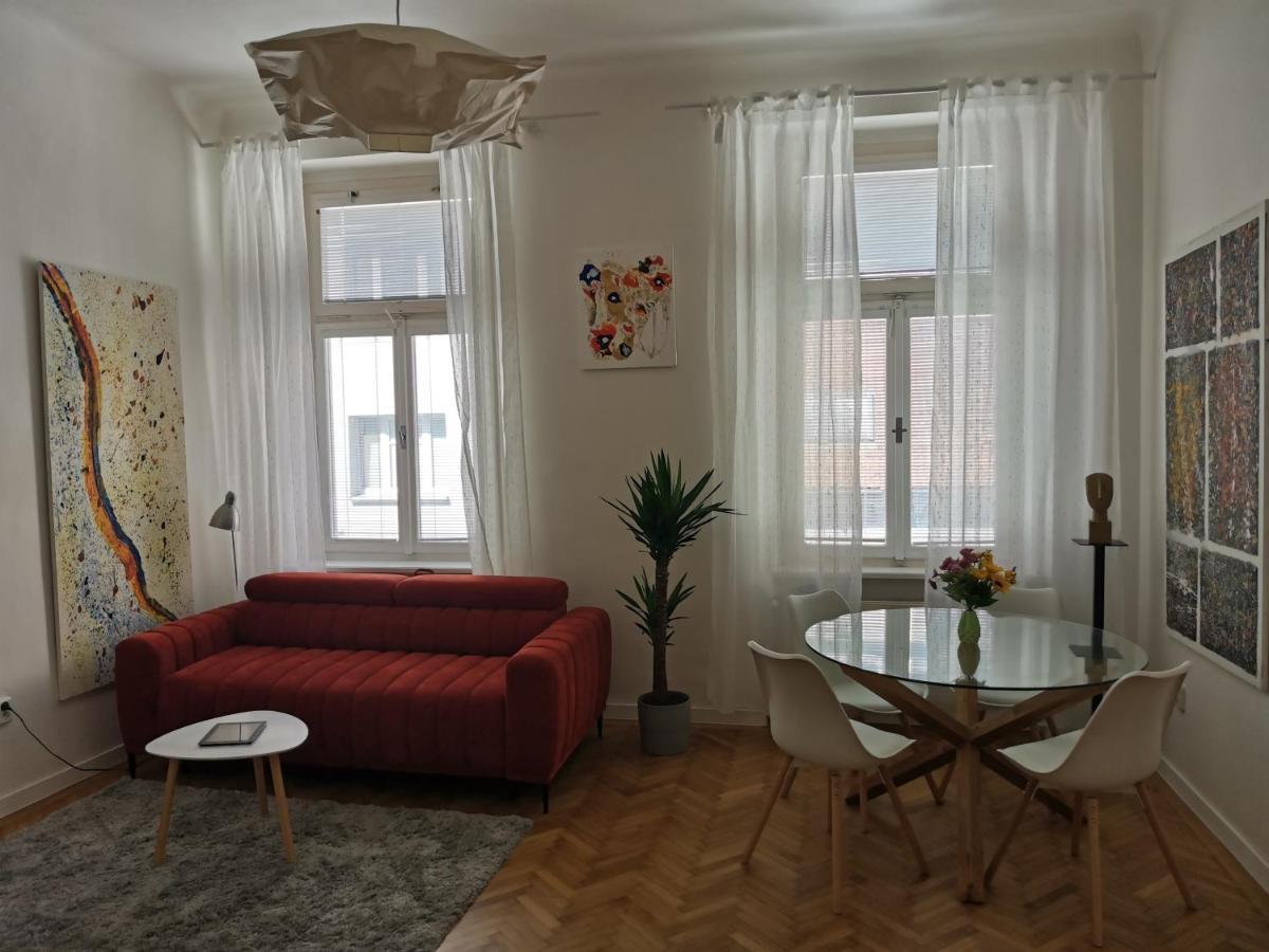 Downtown 3 Bdr Charm - Walk To All Attractions Bratislava Bagian luar foto