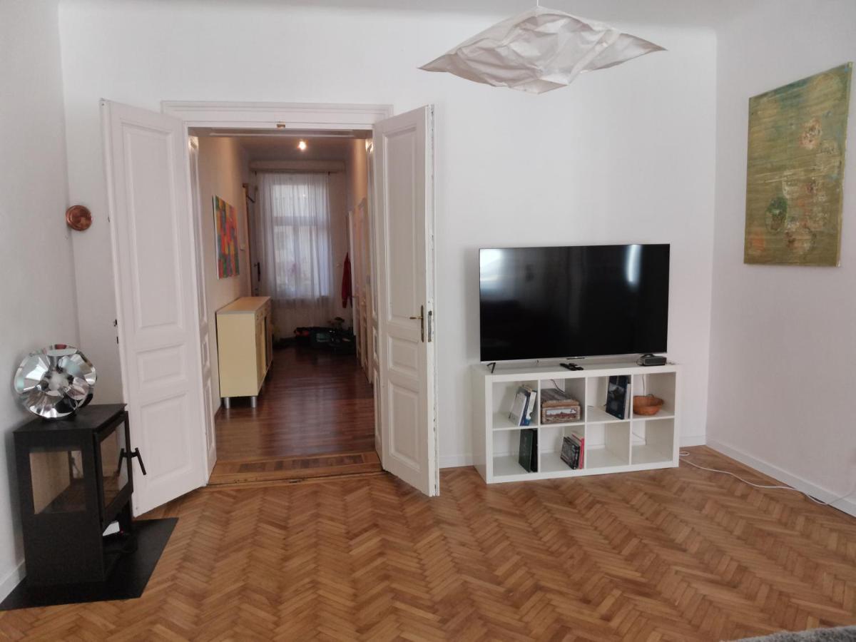 Downtown 3 Bdr Charm - Walk To All Attractions Bratislava Bagian luar foto