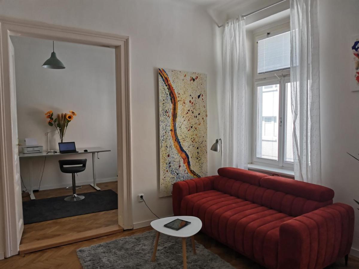Downtown 3 Bdr Charm - Walk To All Attractions Bratislava Bagian luar foto