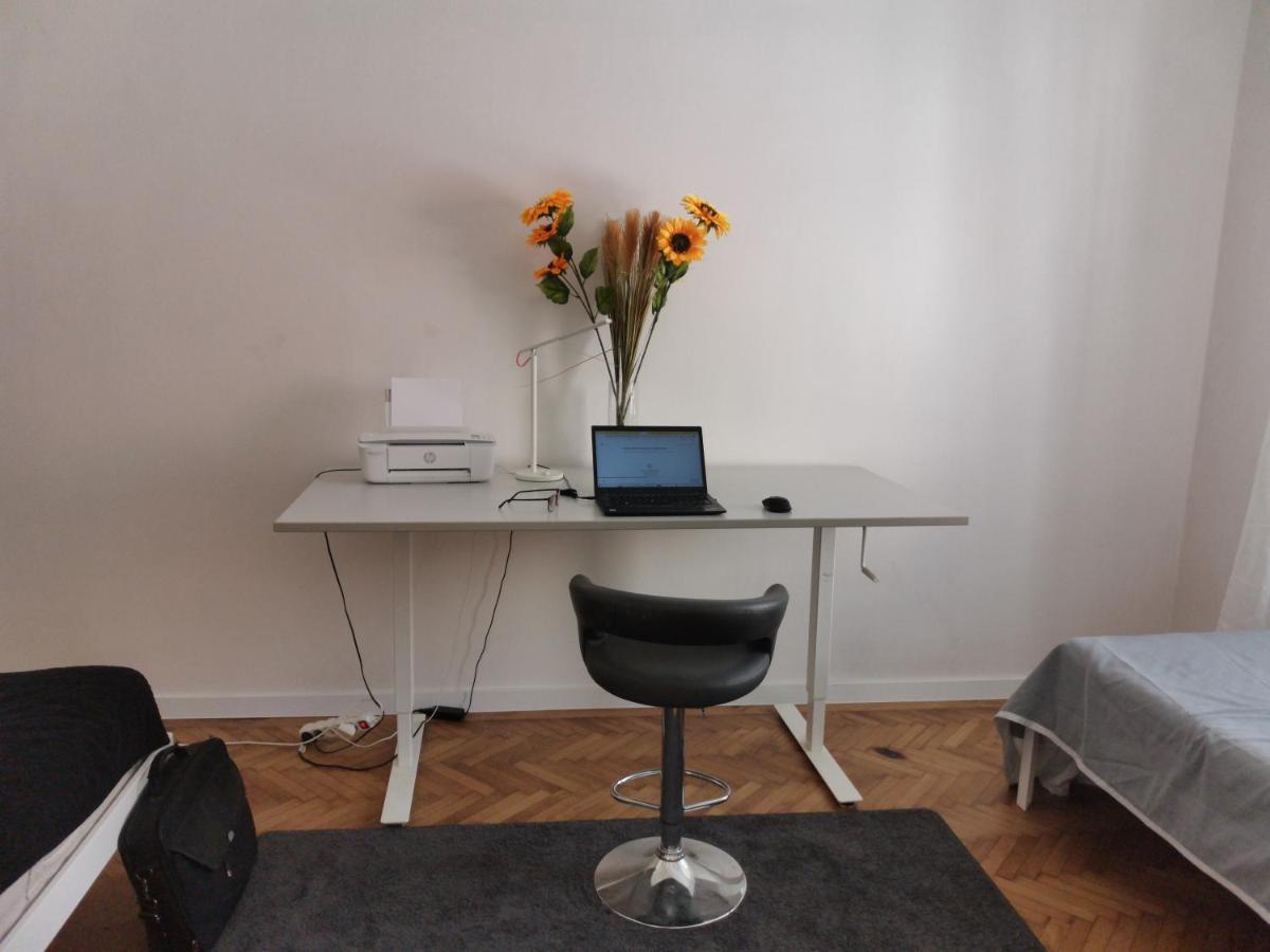 Downtown 3 Bdr Charm - Walk To All Attractions Bratislava Bagian luar foto