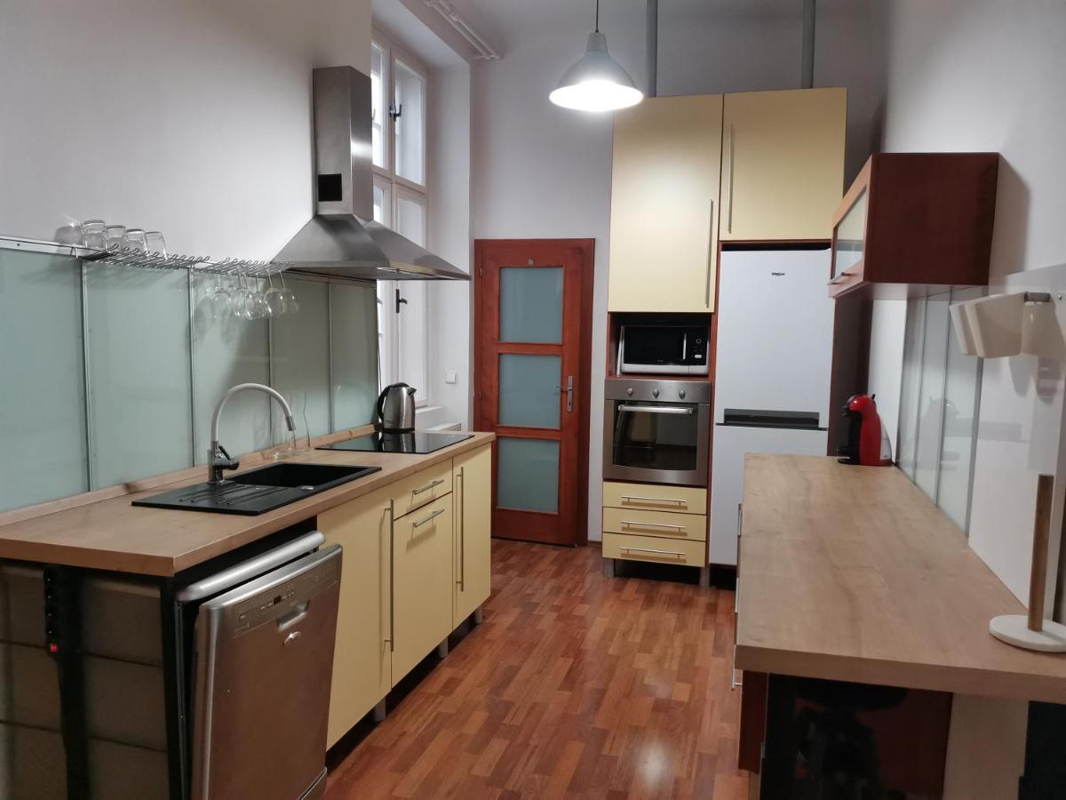 Downtown 3 Bdr Charm - Walk To All Attractions Bratislava Bagian luar foto